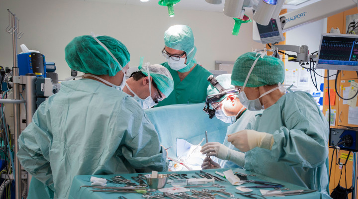Ein Foto von den Herzchirurgen und Instrumentalistinnen während einer Operation