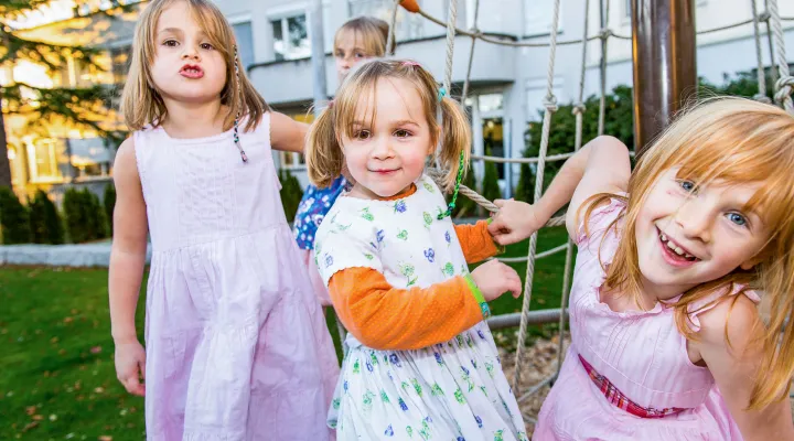 Drei Mädchen fotografiert bei einem Karussell