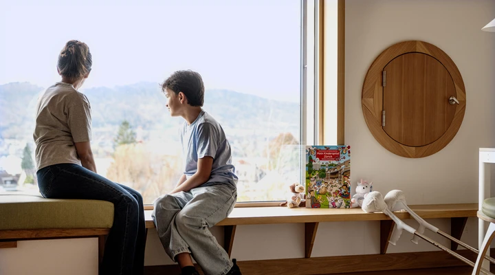 International Office, Patient Solidjon mit Mutter im Patientenzimmer im Kinderspital Zürich