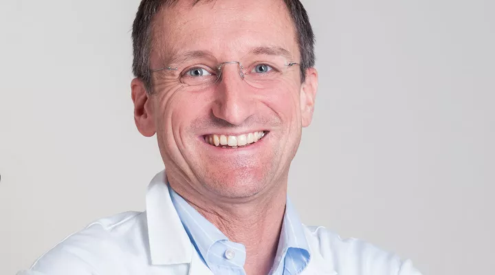 Ein Portrait von dem Arzt Jean-Pierre Bourquein von der Abteilung Onkologie