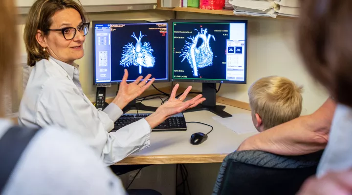 Die Kardiologin Emanuela Valsangiacomo in einer Besprechung mit einer Familie