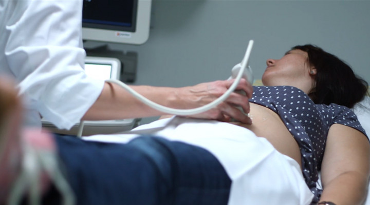 Eine schwangere Frau bei einem Ultraschall.