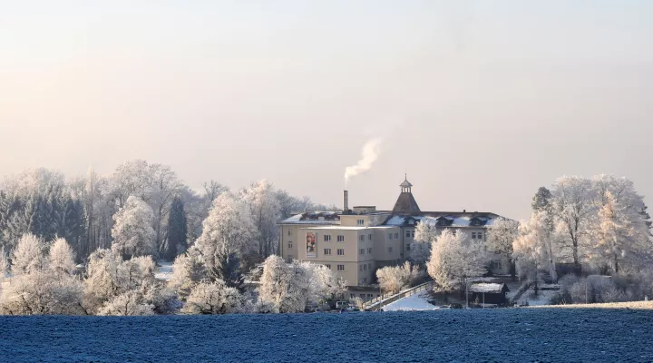 Kinder-Reha Schweiz, Aussenansicht im Winter