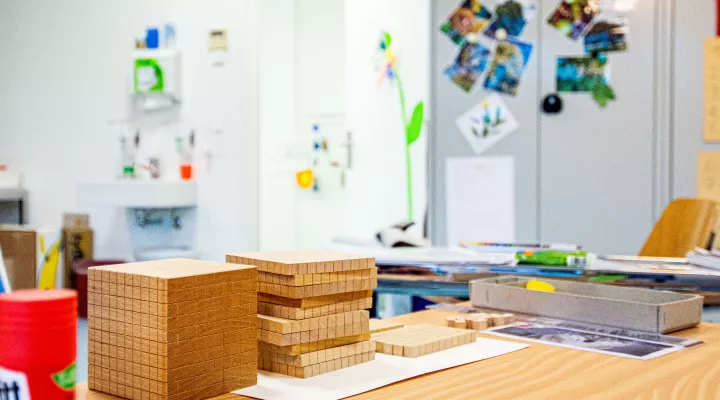 Kinder-Reha Schweiz, Spitalschule, Detail von Tisch mit Bastelutensilien