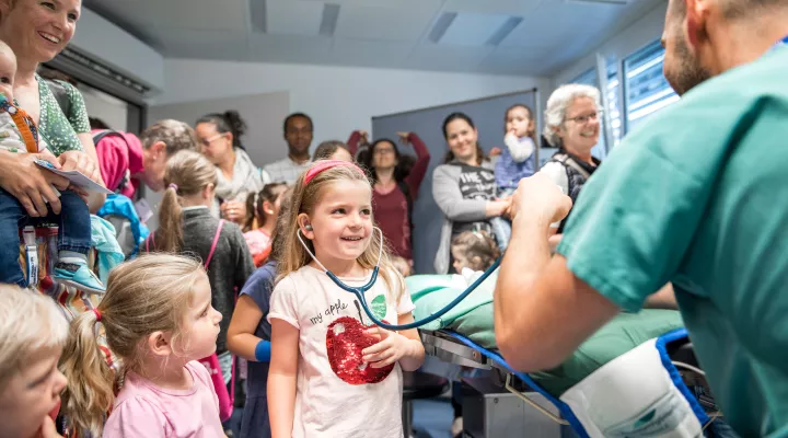 Mädchen benutzt Stethoskop 