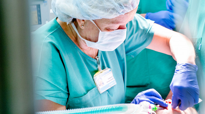 Kraniofaziale Chirurgie, Kind wird von der OP-Pflege zur Operation vorbereitet