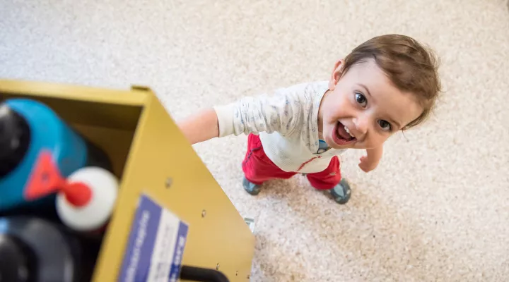 Ein Kind posiert vor der Kamera kurz vor seiner Kunsttherapie im Kinderspital Zürich