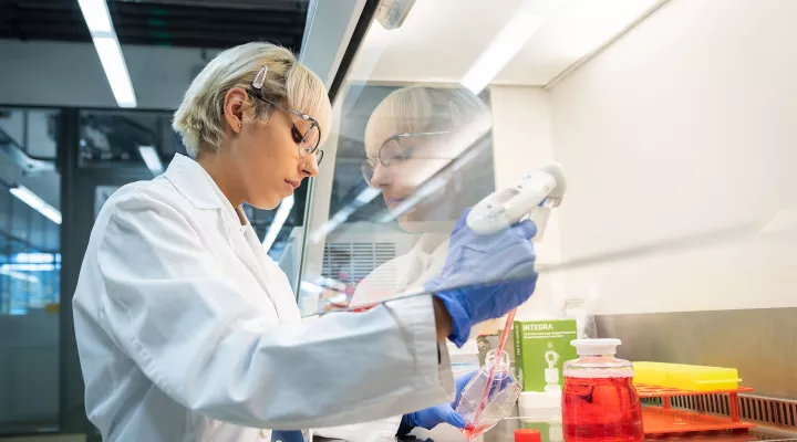 Eine Forscherin arbeitet im Labor