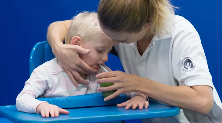 Logopaedie, Kind trinkt mit Strohhalm