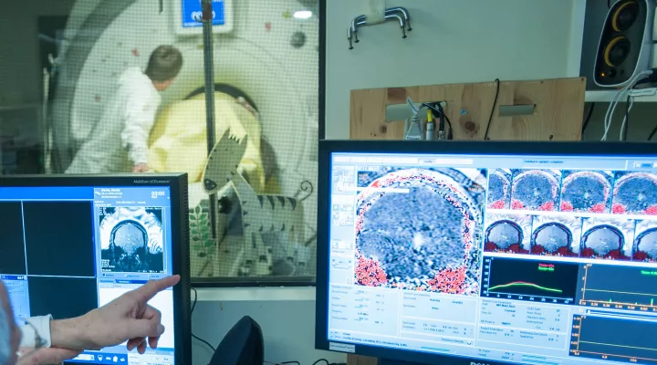 MRI, Computerraum mit Bildschirm