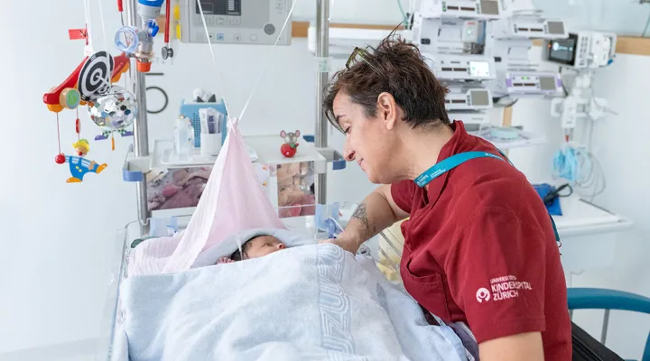 Musiktherapeutin auf der Neonatologie am Bett mit Baby