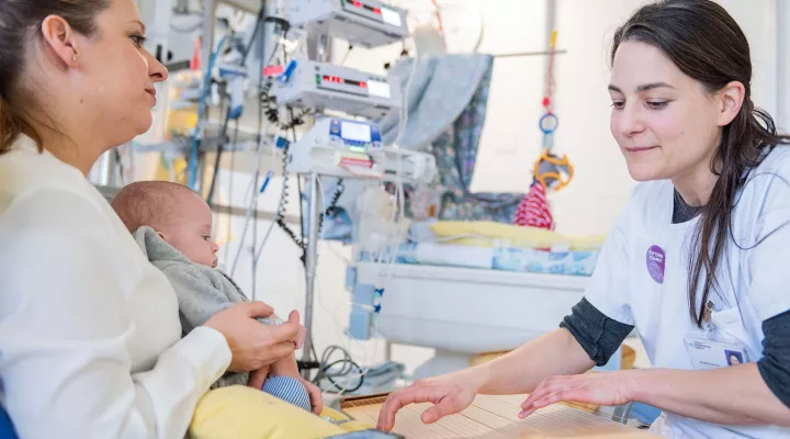 Musiktherapeutin Selina Kehl spielt Hackbrett mit einem Kind auf der CMS Station