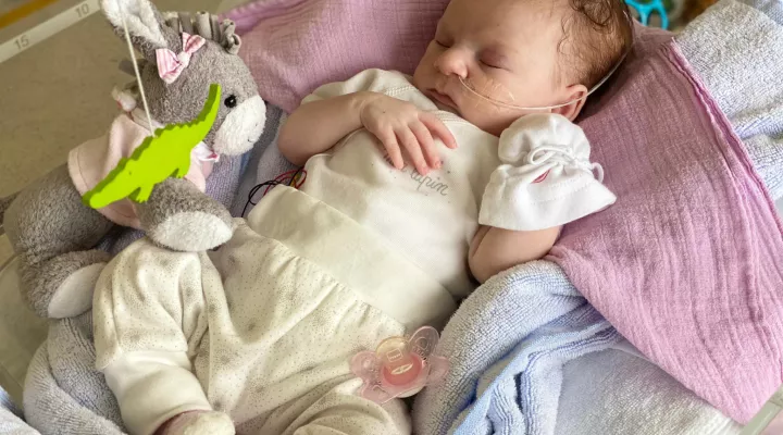 Baby schläft auf der Neonatologie