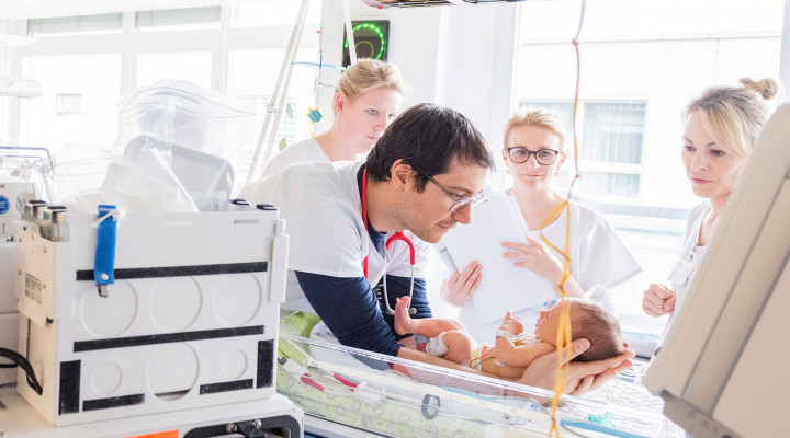 Ein medizinisches Team behandelt ein verletztes Kind auf der Notfallstation des Kinderspitals Zürich