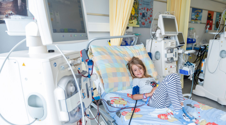 Ein Kind ruht aus im Patientenbett während einer Dialyse