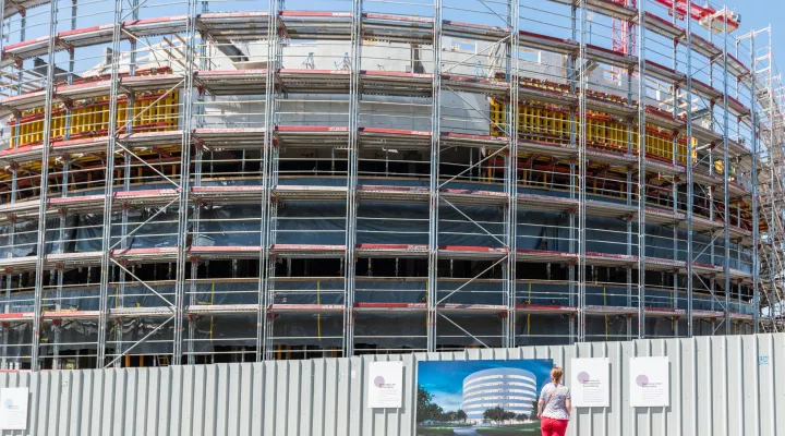 Neubau Meilensteine 2020: Informationstafeln am Baustellenzaun