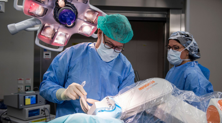 Neurochirurg Niklaus Krayenbühl während eines chirurgischen Eingriffs mit Robotersystem neuromate