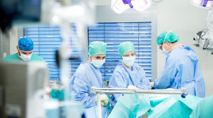 Neurochirurg Niklaus Krayenbühl mit seinem Team fotografiert während einem Eingriff