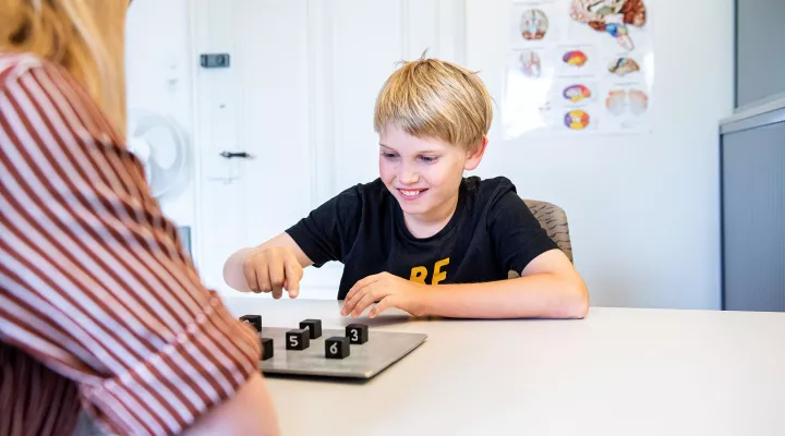 Neuropsychologie, Epilepsie-Patient macht einen neuropsychologischen Test während der Therapie bei Neuropsychologin