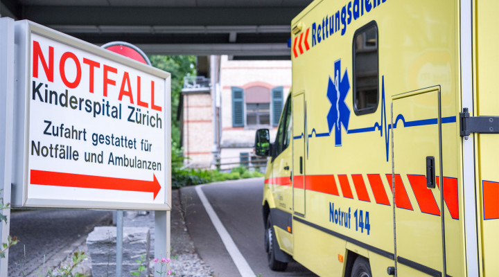 Ein Rettungswagen bringt fährt zum Notfall des Kinderspitals Zürich