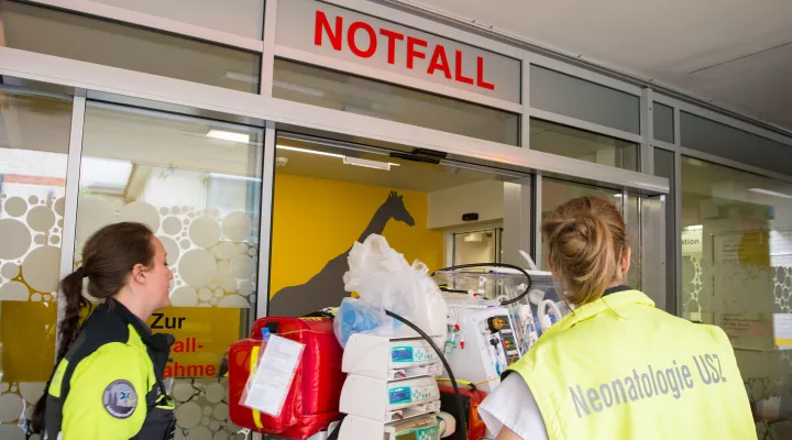 Die Mitarbeiterinnen des Rettungsdienstes bringen ein Kind in einer Isolette in die Notfallstation des Kinderspitals Zürich