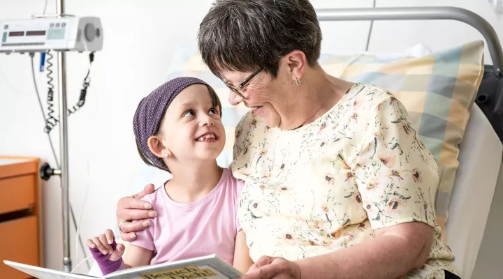 Oma liest Patientin ein Buch vor