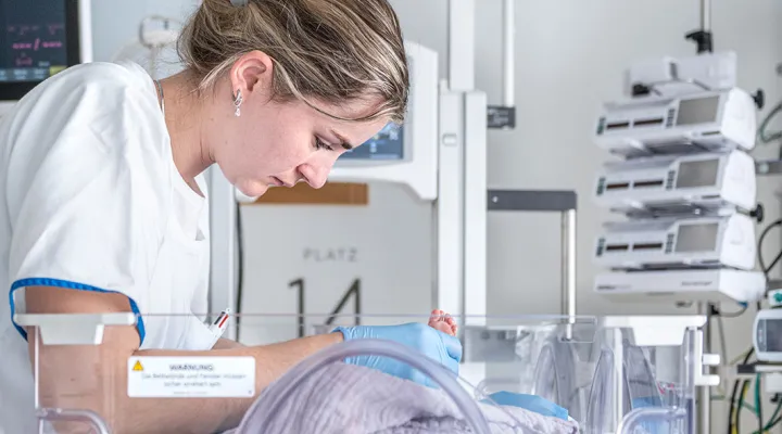 Pflegefachangestellte Neonatologie am Bett