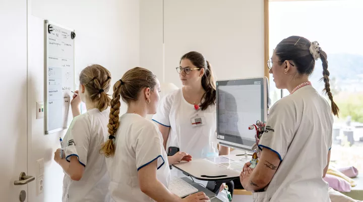 Vier Pflegefachfrauen in Patientenzimmer, Lehrsituation