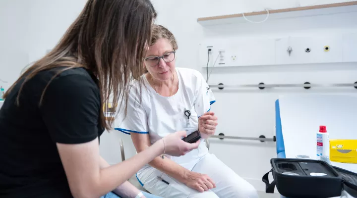 Pflegeberaterin Ursula Rohr im Gespräch mit einer Patientin