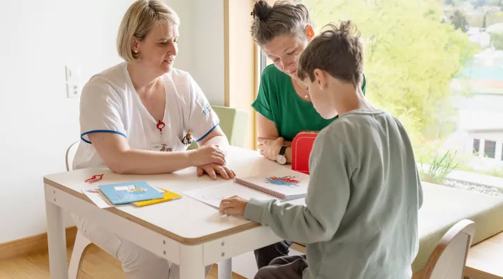 Pflegeexpertin Chantal Etter mit Herzpatient und Mutter in Besprechung