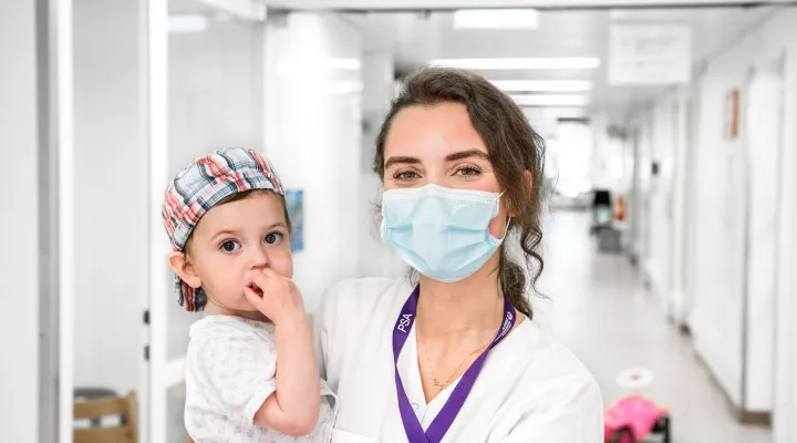 Pflegefachfrau Alessia Van Bael mit Patient