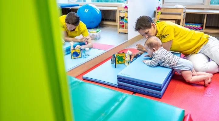 Physiotherapie, Elena Mitteregger, Physiotherapeutin mit Patient