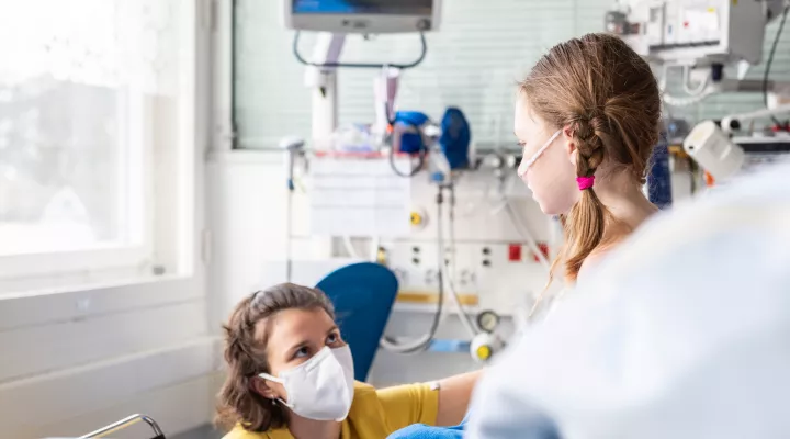 Therapeutin kümmert sich um PIMS-Patientin