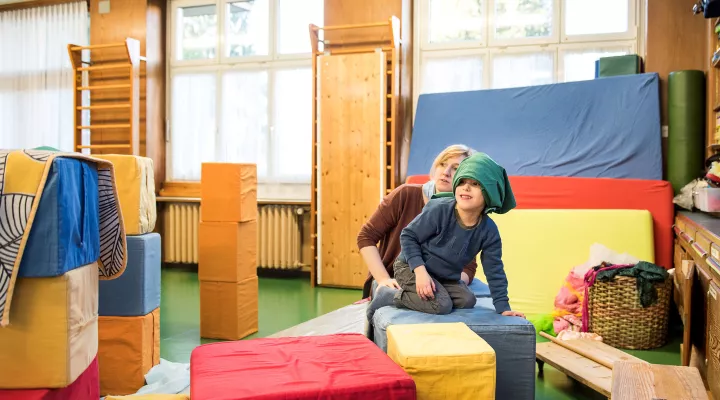 Ein Junge spielt mit der Therapeutin während einer Psychomotorik Therapie