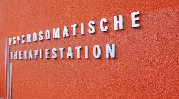 Psychosomatische Therapiestation, Aussenansicht mit Schriftzug