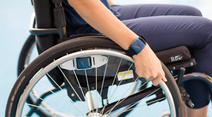 Person im Rollstuhl in der Kinder-Reha Schweiz