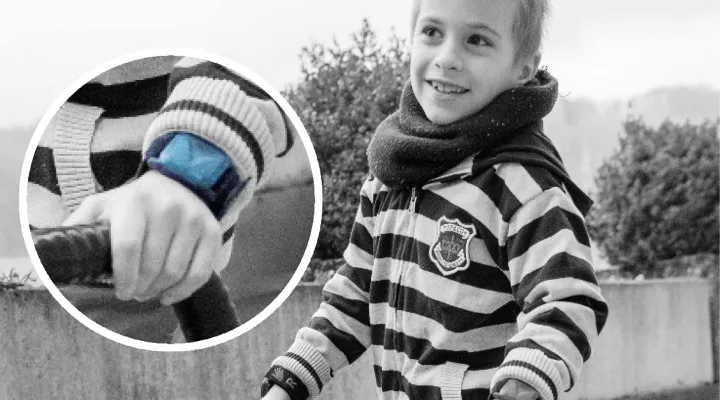 Ein junger Patient am Rollator trägt eine Armbanduhr mit Sensoren, die seine Alltagsaktivitäten misst