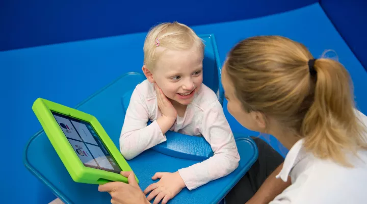 Kinder-Reha Schweiz, Logopädin mit Patientin