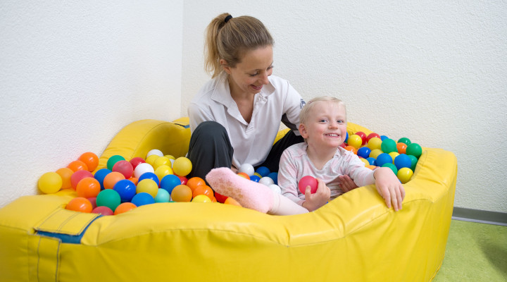 Kinder-Reha Schweiz, Logopädin mit Patientin