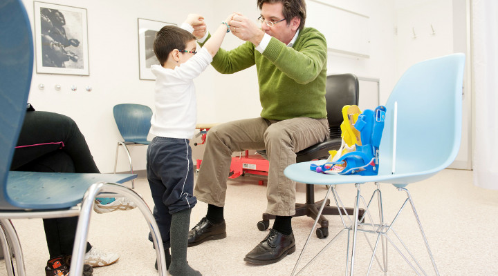 Kinder-Reha Schweiz, Prof. Dr. med. Andreas Meyer untersucht einen Patienten