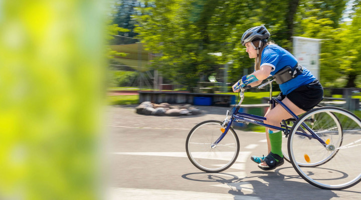 Kinder-Reha Schweiz, Sporttherapie, Patientin fährt Dreirad