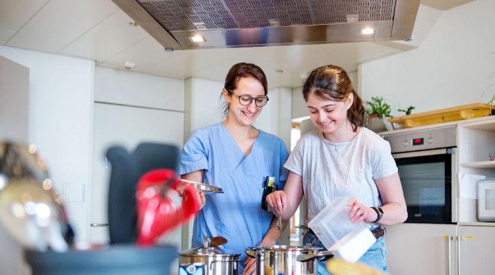 Kinder-Reha Schweiz, Wohngruppe, Pflegefachfrau kocht mit Patientin
