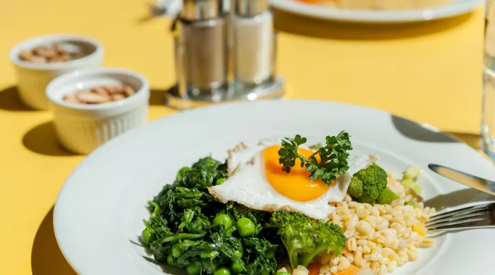 Ein Teller mit Hörnli, Spinat und einem Spiegelei im Restaurant des Kinderspitals Zürich