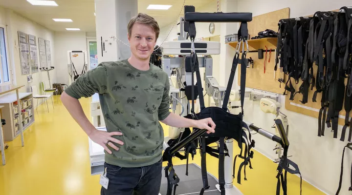 Rob Labruyère steht vor dem Lokomaten und lächelt.