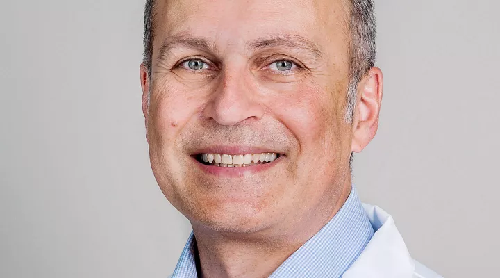 Ein Portrait von dem Herzchirurg Robert Cesnjevar