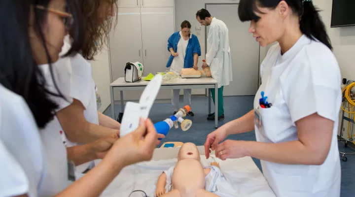 Ein Team trainiert eine Simulation im Simulationsraum