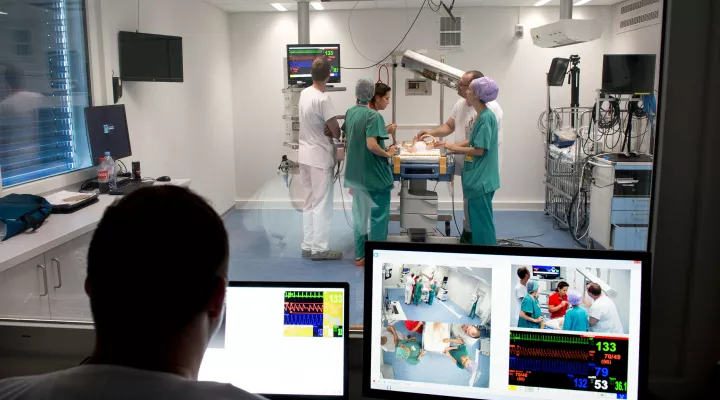 Ein Team trainiert eine Simulation im Simulationsraum