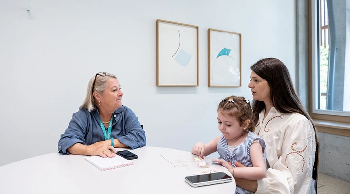 Sozialberatung, Sozialberaterin mit Mutter und Patientin am Tisch bei einer Besprechung