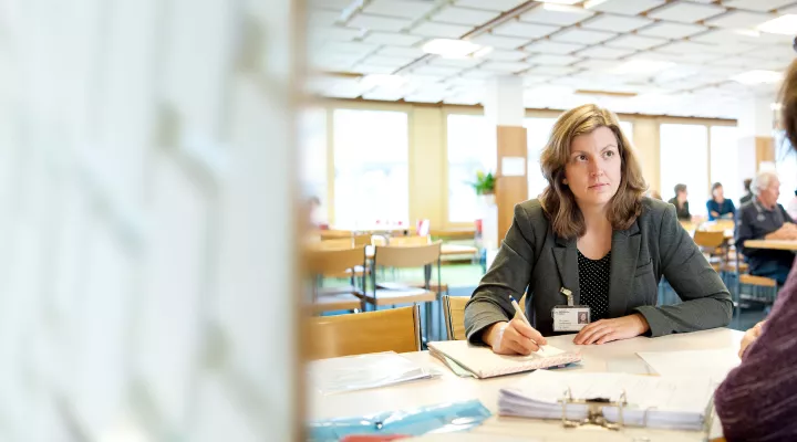 Sozialberatung, Sozialberaterin im Gespräch mit Mutter einer Patientin