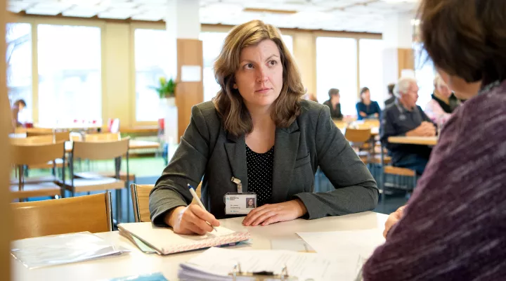 Eine Sozialberaterin im Gespräch währen der Sprechstunde Recht